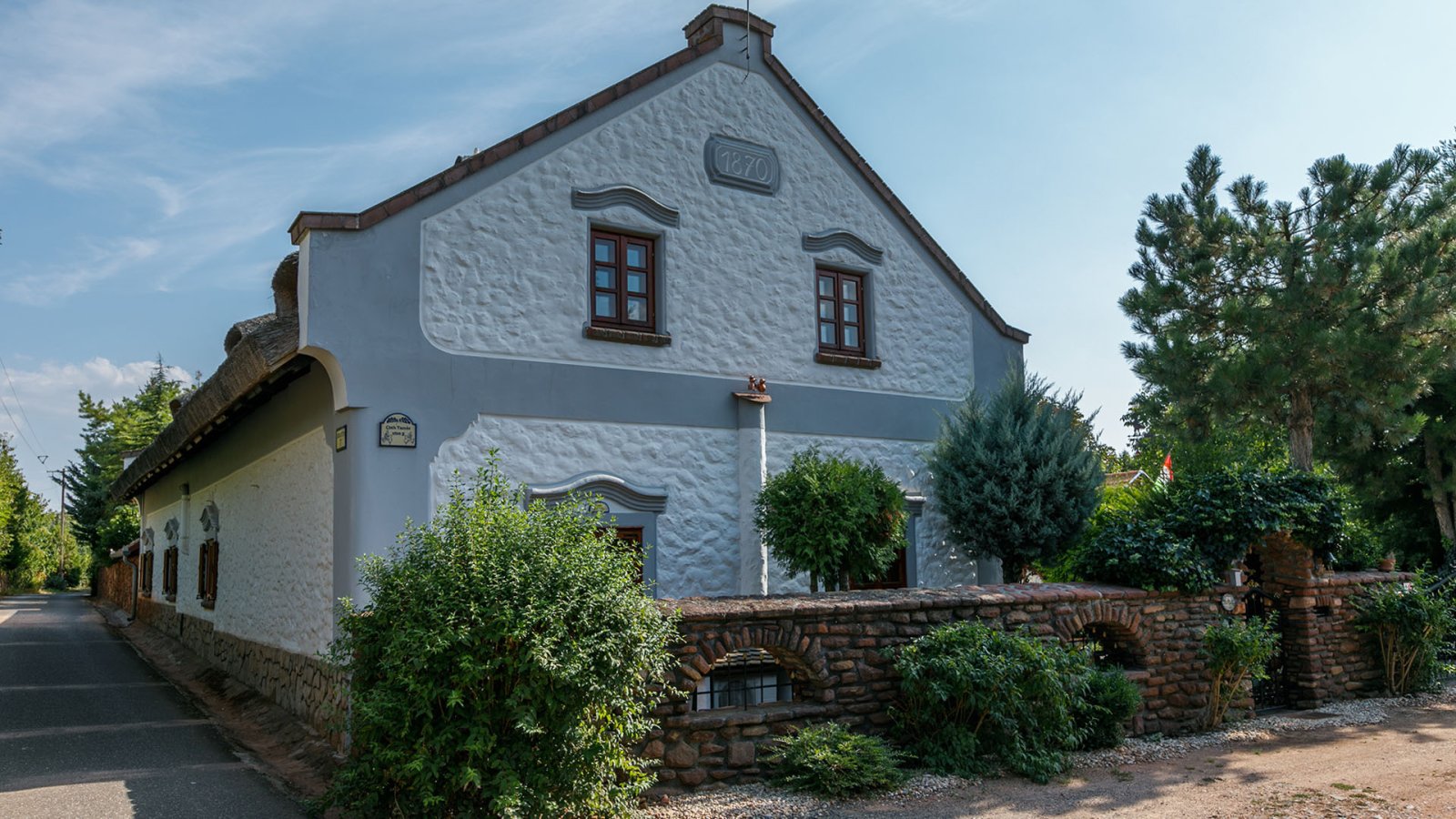 Rarity in the Balaton highlands: Luxurious farmhouse, lovingly renovated – bei Kővágóörs, photo 1 of 116