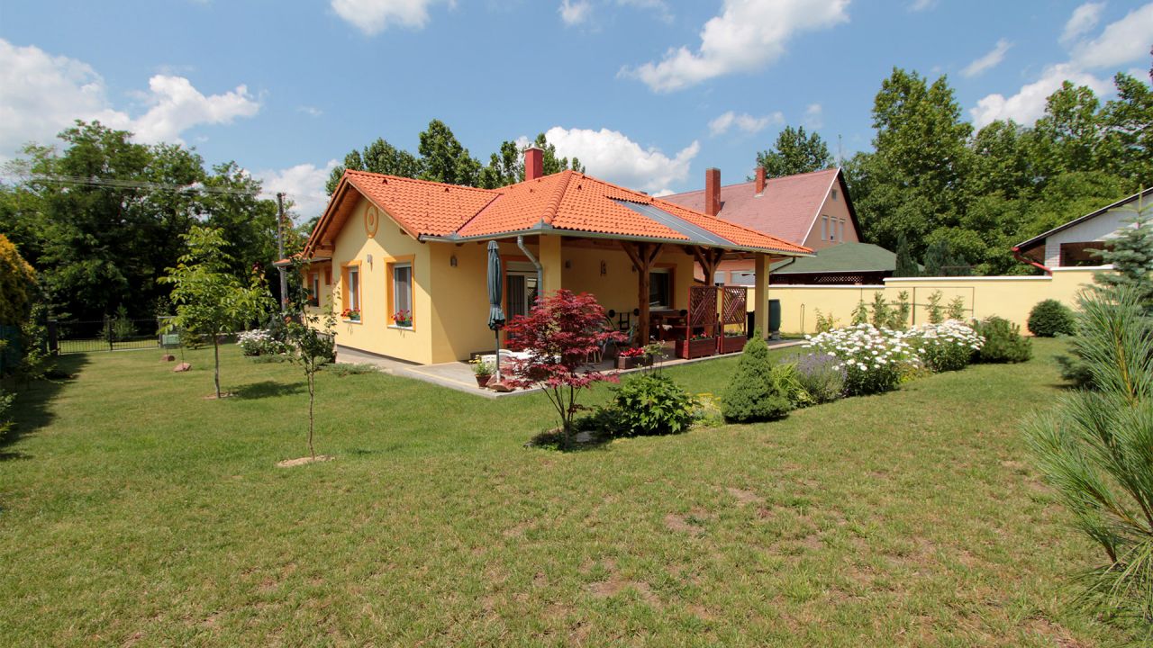 (AA) Modern bungalow surrounded by a well-kept garden – Héviz, photo 1 of 14