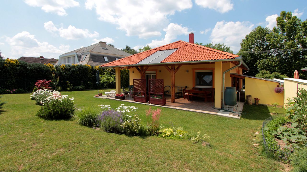 (AA) Modern bungalow surrounded by a well-kept garden – Héviz, photo 2 of 14