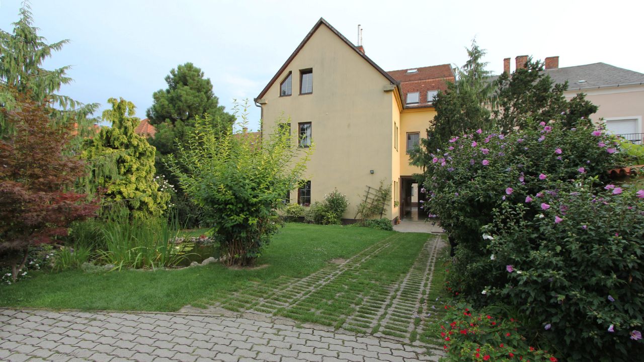 (AA) Single-family house with separate business premises in the center – Keszthely, photo 1 of 16