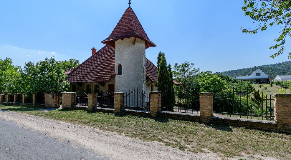 Aan de noordoever van het Balatonmeer, naast het bos, een volledig ingerichte villa. – Balatongyörök, foto 2 van 26