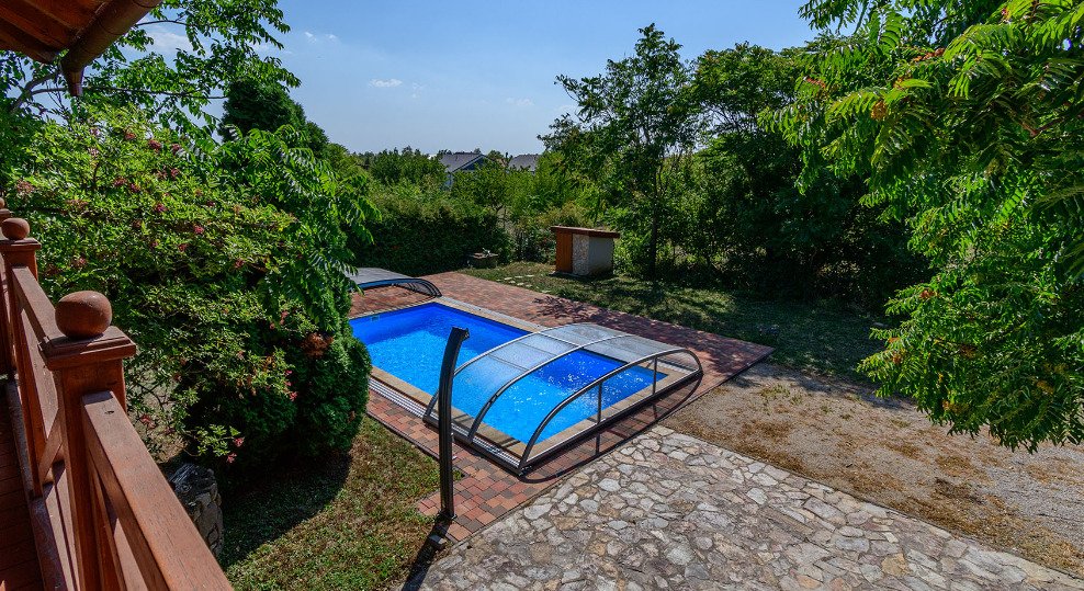 Aan de noordoever van het Balatonmeer, naast het bos, een volledig ingerichte villa. – Balatongyörök, foto 3 van 26