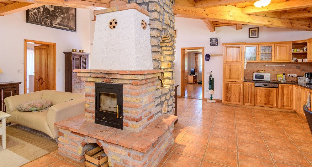 Aan de noordoever van het Balatonmeer, naast het bos, een volledig ingerichte villa. – Balatongyörök, foto 9 van 26