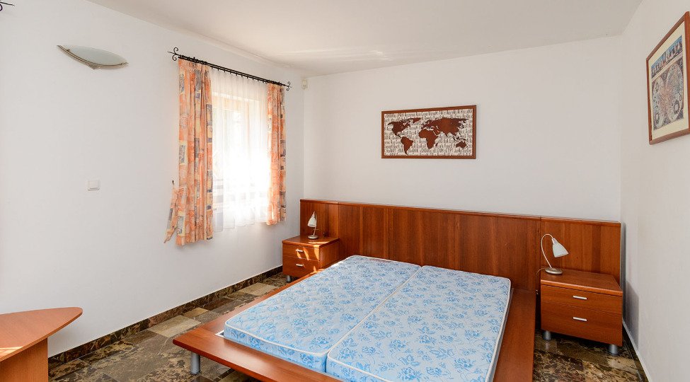 Aan de noordoever van het Balatonmeer, naast het bos, een volledig ingerichte villa. – Balatongyörök, foto 13 van 26