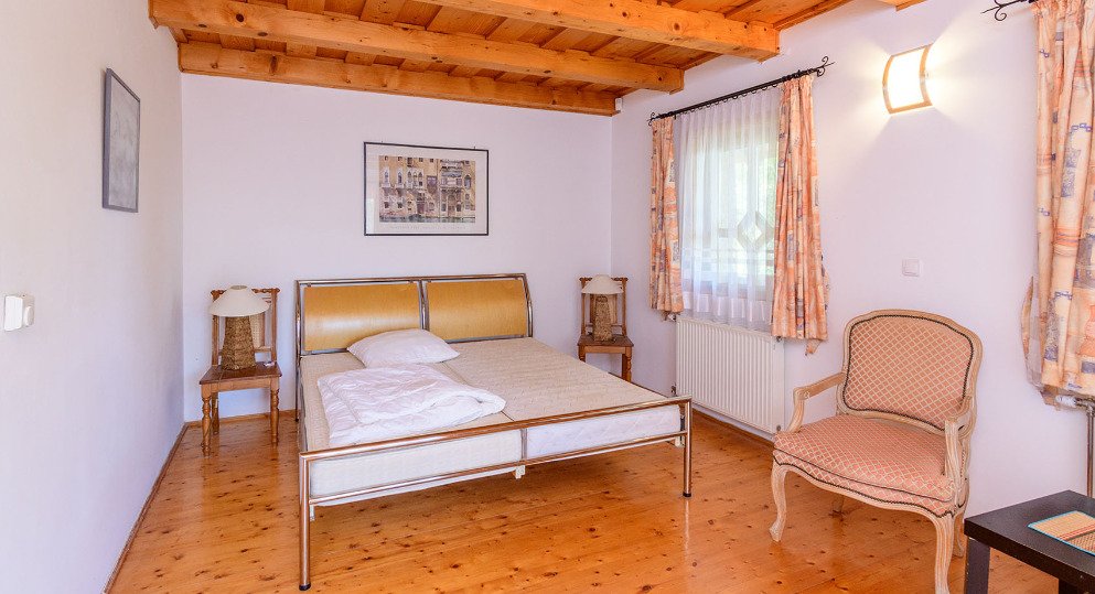 Aan de noordoever van het Balatonmeer, naast het bos, een volledig ingerichte villa. – Balatongyörök, foto 14 van 26