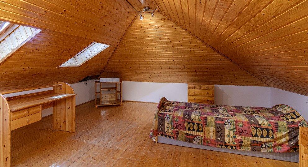 Aan de noordoever van het Balatonmeer, naast het bos, een volledig ingerichte villa. – Balatongyörök, foto 16 van 26