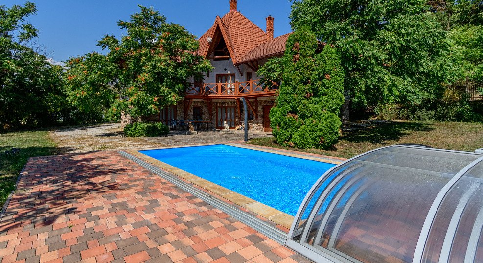 Aan de noordoever van het Balatonmeer, naast het bos, een volledig ingerichte villa. – Balatongyörök, foto 21 van 26