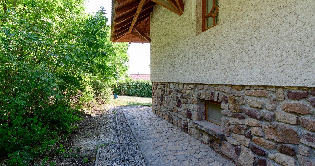 Aan de noordoever van het Balatonmeer, naast het bos, een volledig ingerichte villa. – Balatongyörök, foto 25 van 26