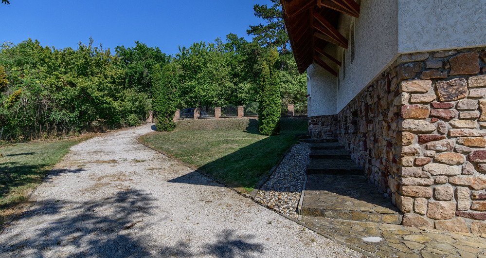 Aan de noordoever van het Balatonmeer, naast het bos, een volledig ingerichte villa. – Balatongyörök, foto 26 van 26