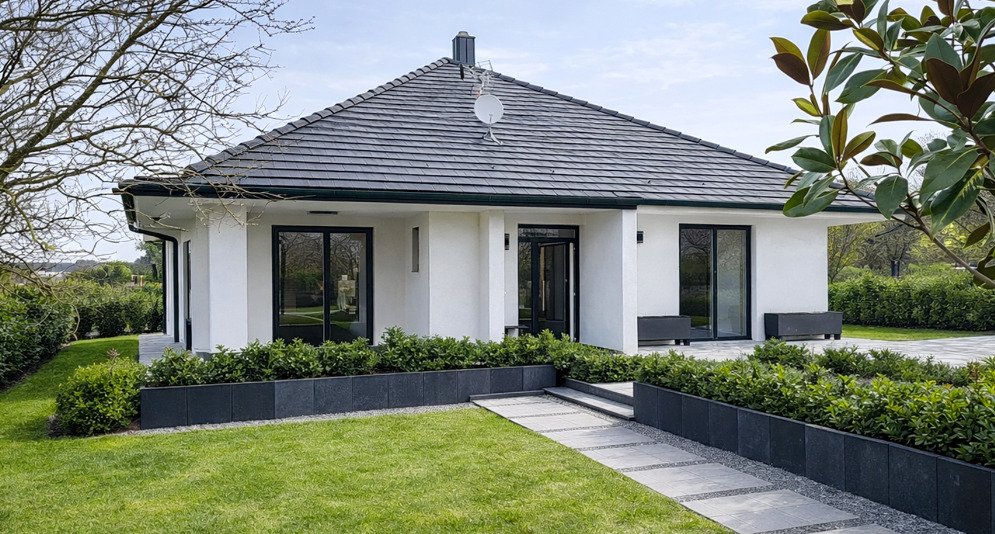 Moderne Architektur mit großflächigen Schiebeelementen und nahtloser Verbindung zum Außenbereich, photo 8 of 8