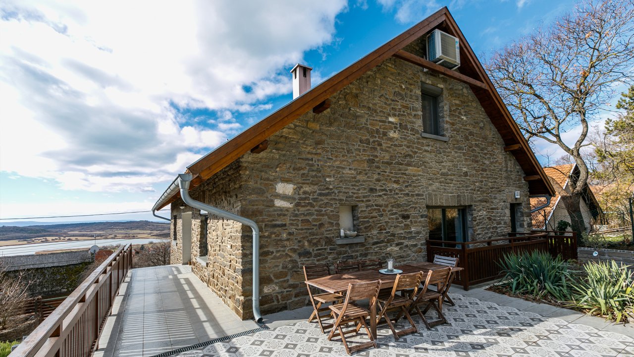 AAA: Wunderschönes Einfamilienhaus mit Panoramablick auf den Plattensee – Tihany, Bild 1 von 67