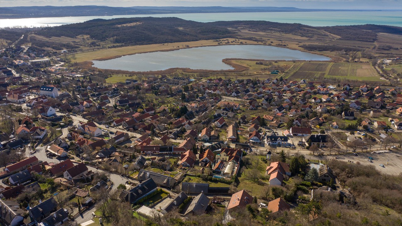 AAA: Wunderschönes Einfamilienhaus mit Panoramablick auf den Plattensee – Tihany, Bild 9 von 67