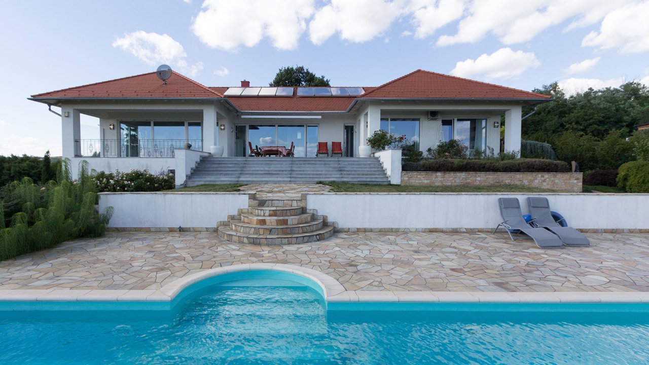 (AAAB) Luxurious property with a panoramic view of Lake Balaton and a large pool – bei Gyenesdiás, photo 1 of 45