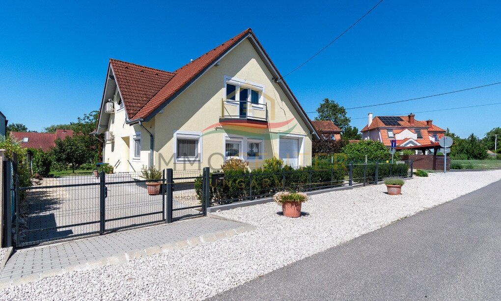 (AAA) Hervorragende Gelegenheit- Einfamilienhaus in Seenähe auf einem wunderschön angelegten Grundstück – Gyenesdiás, Bild 2 von 31