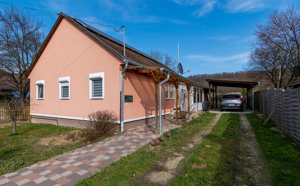 Charmantes Einfamilienhaus mit überdachtem Eingangsbereich und Carport, photo 1 of 32