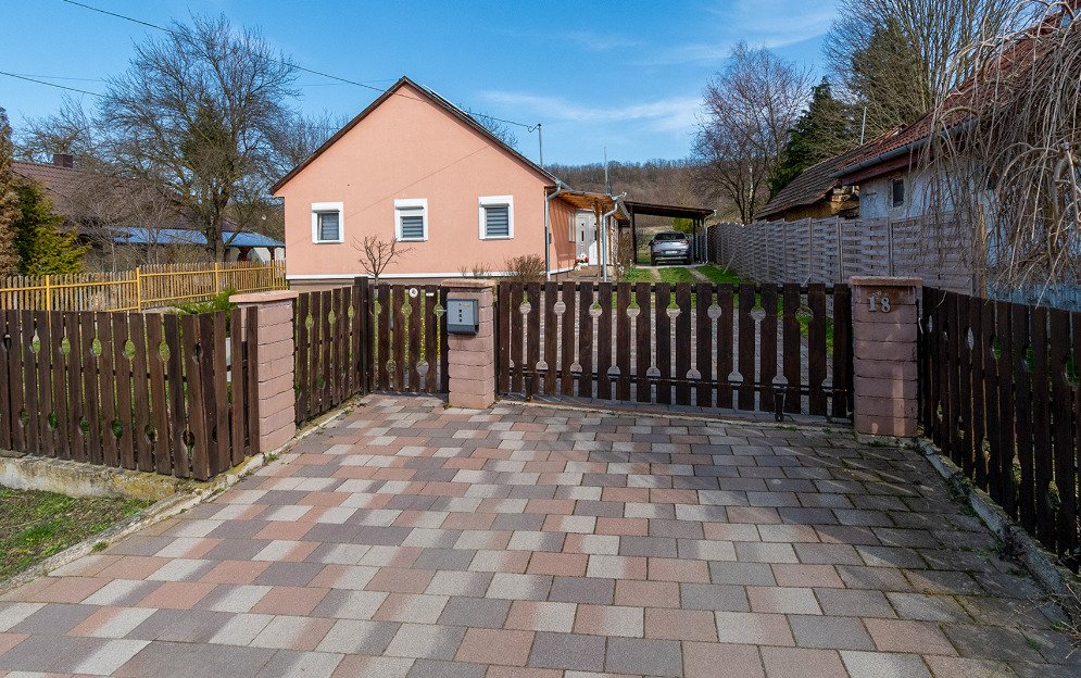 Gepflasterter Innenhof mit automatisiertem Tor und direktem Carport-Zugang, photo 2 of 32