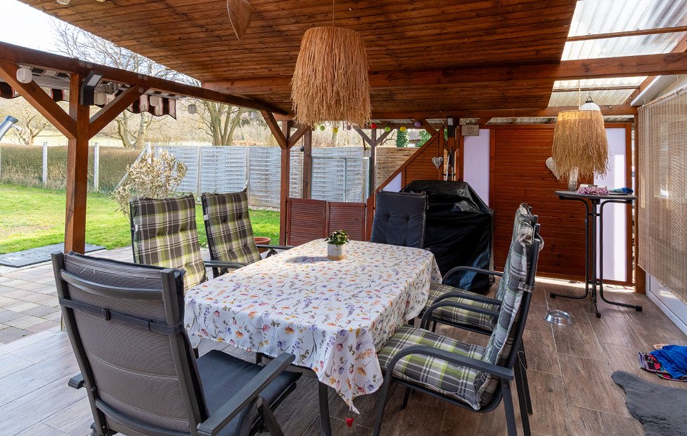 Überdachte Terrasse mit massiver Holzkonstruktion und direktem Gartenblick, photo 9 of 32