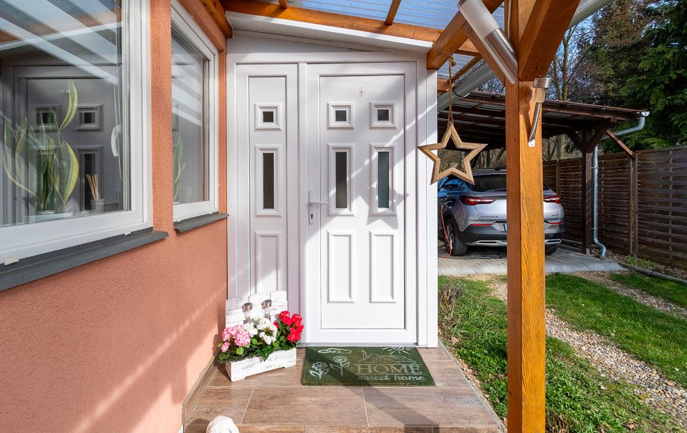 Eleganter Eingangsbereich mit hochwertigem Haustür-Design und überdachtem Zugangsweg, photo 11 of 32