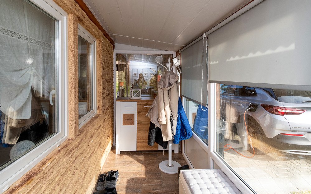 Sonnendurchflutete Loggia mit großflächigen Verglasungen und hochwertiger Holzausstattung, photo 12 of 32