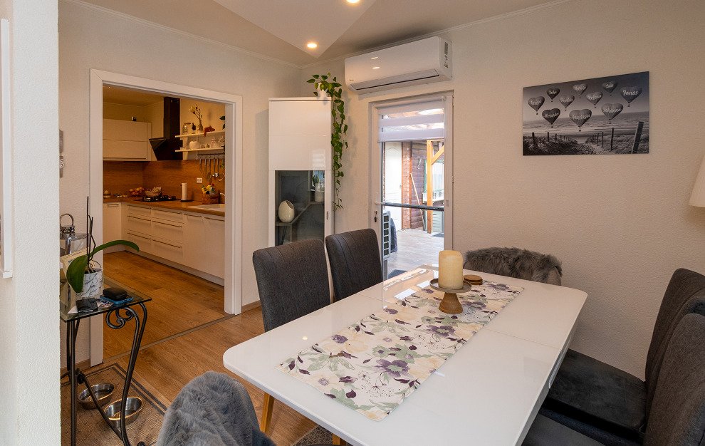 Offenes Wohn- und Essbereich mit direktem Zugang zur Terrasse und moderner Klimaanlage, photo 13 of 32