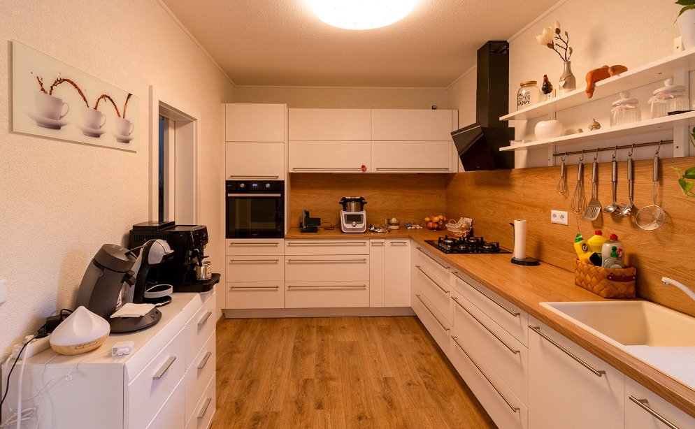 Moderne Küche mit hochwertiger Ausstattung und praktischer Arbeitsflächen-Organisation, photo 14 of 32