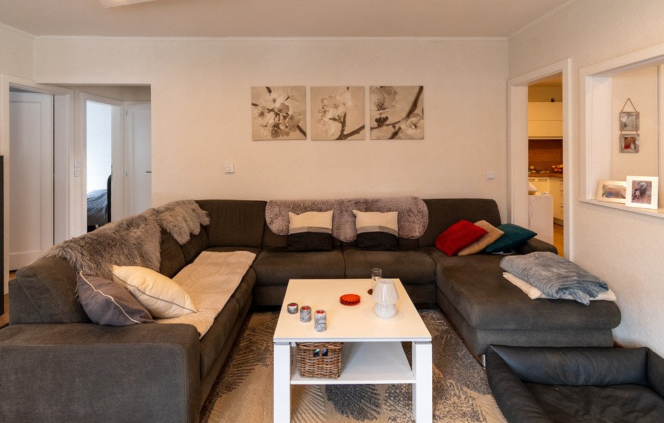 Helles Wohnzimmer mit offener Raumaufteilung und vielfältigen Zugangsmöglichkeiten, photo 18 of 32
