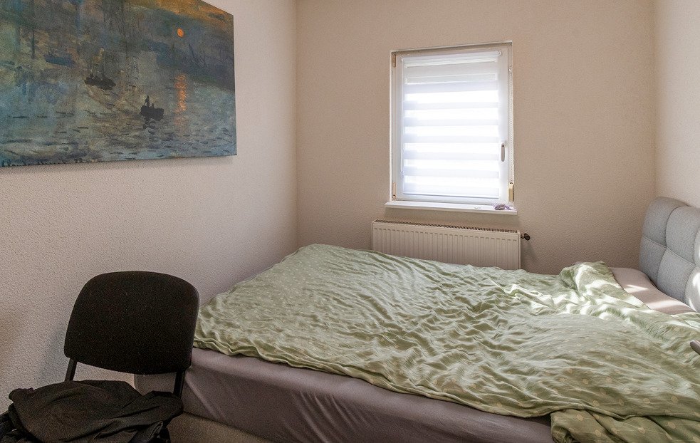 Helles Schlafzimmer mit Fensterfront und integrierter Heizanlage, photo 20 of 32