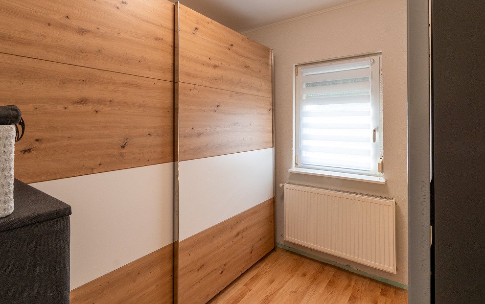 Komfortables Schlafzimmer mit Schiebetüren-Einbauschrank und Tageslichtfenster, photo 21 of 32