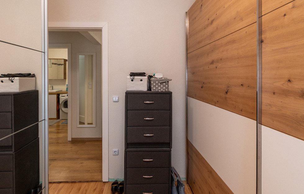 Praktischer Schlafbereich mit begehbarem Kleiderschrank und direktem Badezimmer-Zugang, photo 22 of 32