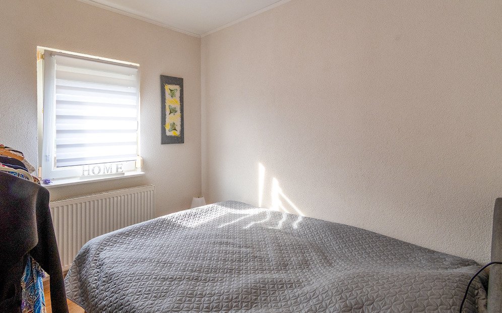 Helles Schlafzimmer mit Fensterbank und effizienter Wärmeregelung, photo 23 of 32