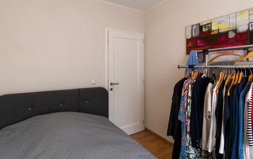 Komfortables Schlafzimmer mit integriertem Ankleidebereich und praktischer Garderobenlösung, photo 24 of 32