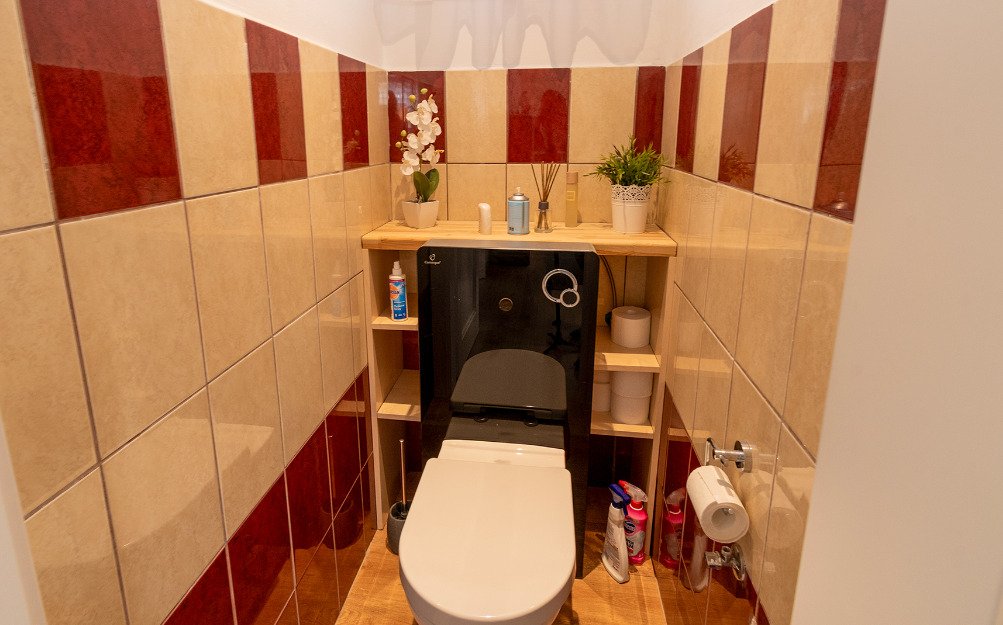 Modernes Gäste-WC mit praktischer Waschtischanlage und hochwertiger Keramikverkleidung, photo 25 of 32