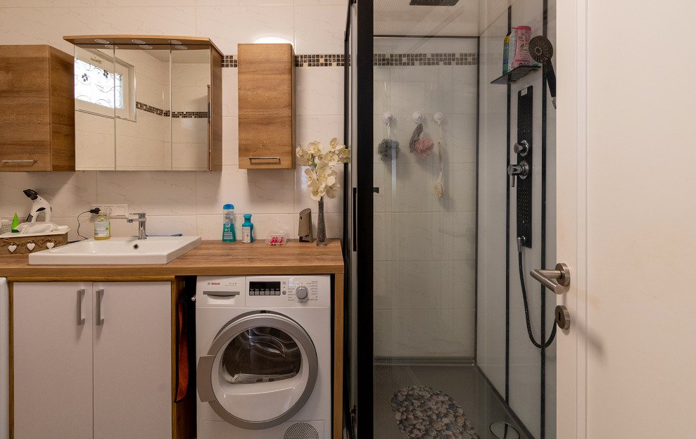 Modernes Badezimmer mit begehbarer Dusche und praktischer Waschtischzone, photo 26 of 32