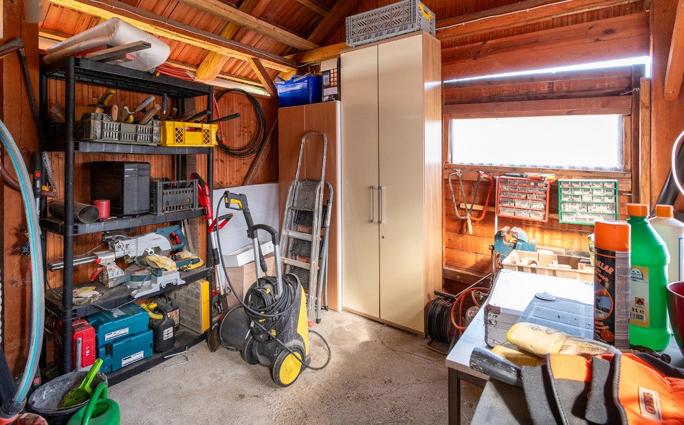 Praktische Werkstatt mit robuster Holzkonstruktion und umfangreichen Lagermöglichkeiten, photo 31 of 32