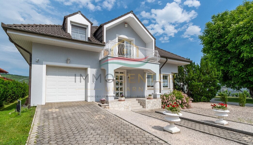 (AAA) Großzügiges Einfamilienhaus mit beeindruckendem Swimmingpool - Ideal als Familienwohnsitz oder Kapitalanlage – Gyenesdiás, Bild 1 von 33