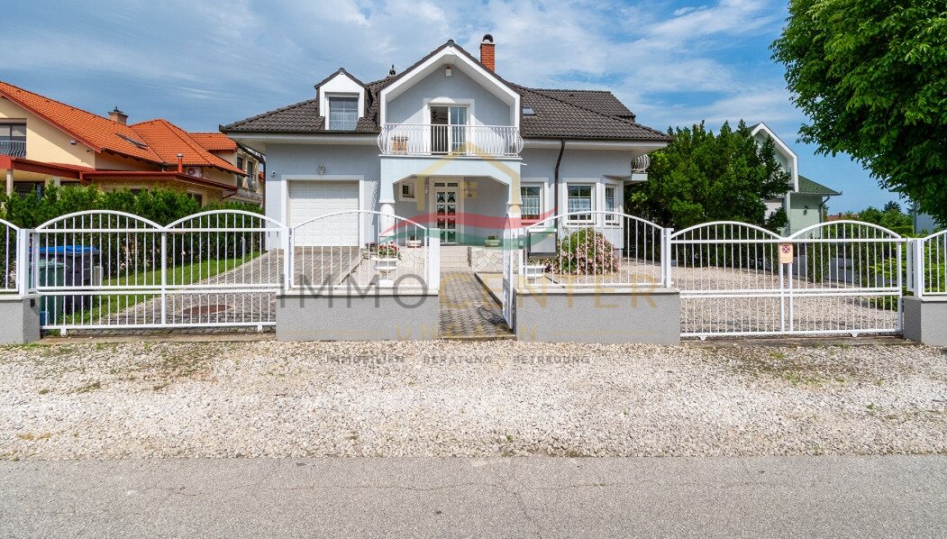 (AAA) Großzügiges Einfamilienhaus mit beeindruckendem Swimmingpool - Ideal als Familienwohnsitz oder Kapitalanlage – Gyenesdiás, Bild 2 von 33