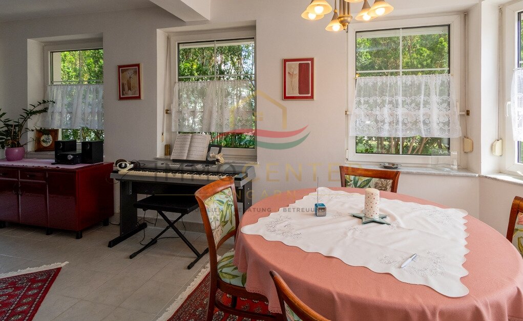 (AAA) Großzügiges Einfamilienhaus mit beeindruckendem Swimmingpool - Ideal als Familienwohnsitz oder Kapitalanlage – Gyenesdiás, Bild 10 von 33