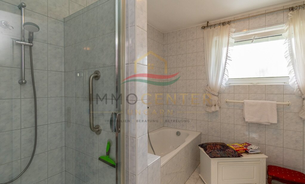 (AAA) Großzügiges Einfamilienhaus mit beeindruckendem Swimmingpool - Ideal als Familienwohnsitz oder Kapitalanlage – Gyenesdiás, Bild 15 von 33
