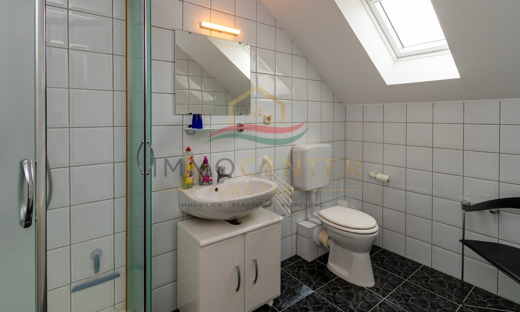 (AAA) Großzügiges Einfamilienhaus mit beeindruckendem Swimmingpool - Ideal als Familienwohnsitz oder Kapitalanlage – Gyenesdiás, Bild 24 von 33