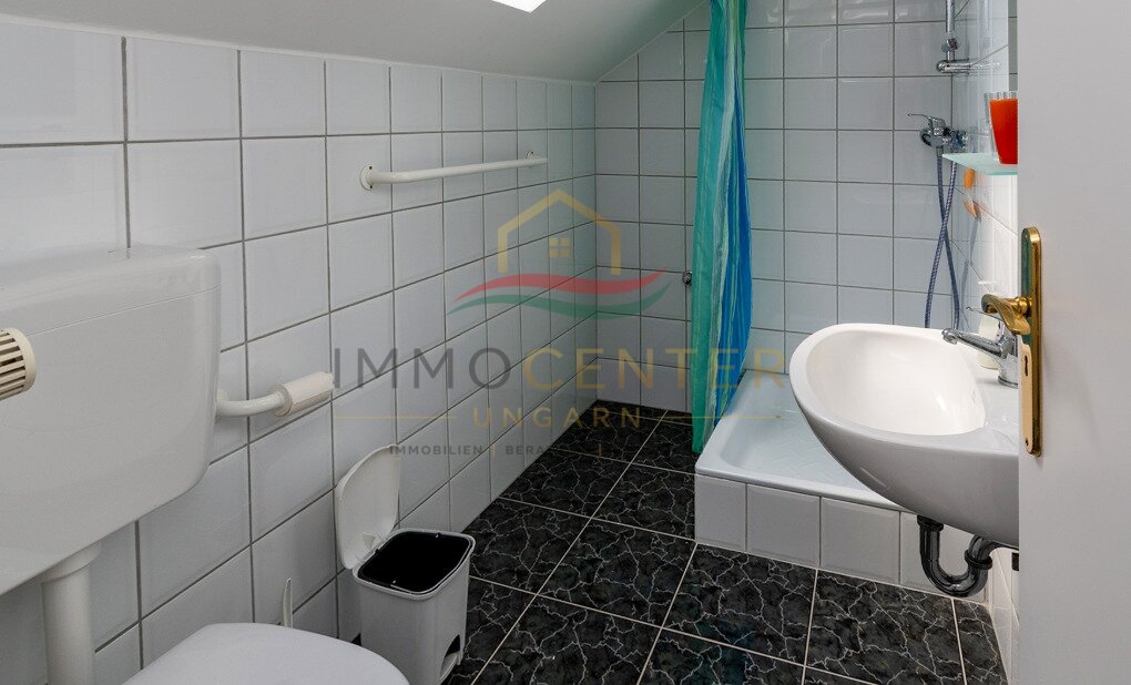 (AAA) Großzügiges Einfamilienhaus mit beeindruckendem Swimmingpool - Ideal als Familienwohnsitz oder Kapitalanlage – Gyenesdiás, Bild 28 von 33
