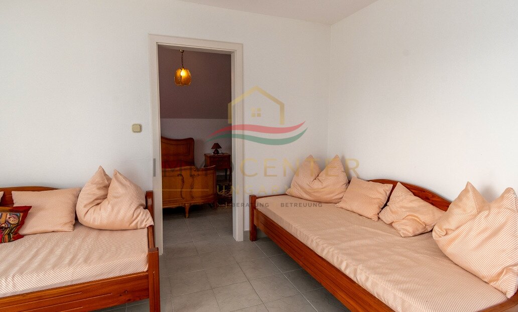 (AAA) Großzügiges Einfamilienhaus mit beeindruckendem Swimmingpool - Ideal als Familienwohnsitz oder Kapitalanlage – Gyenesdiás, Bild 30 von 33