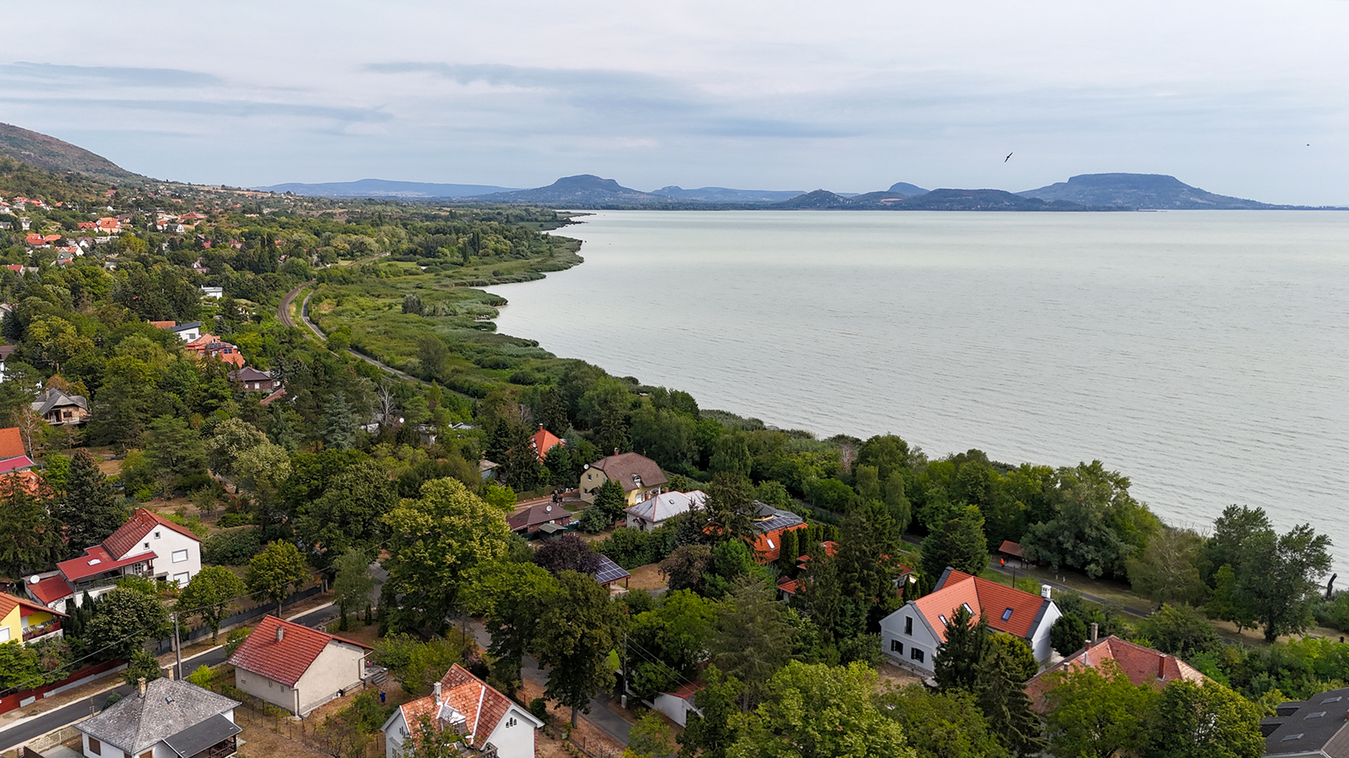 (AAA) Außergewöhnliches Balaton-Panorama – Premium-Einfamilienhaus in der Villengegend von Balatongyörök, direkt oberhalb der Soós-Bucht!, photo 8 of 37