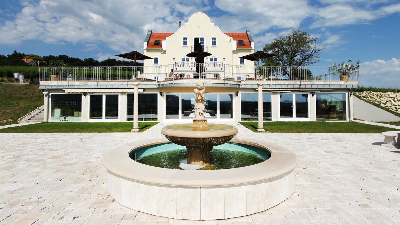 (AA) Außergewöhnlich: Exclusives Weingut & First-Class Hotel oberhalb des Plattensees – Monoszló, Bild 1 von 31