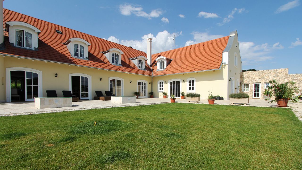 (AA) Außergewöhnlich: Exclusives Weingut & First-Class Hotel oberhalb des Plattensees – Monoszló, Bild 29 von 31