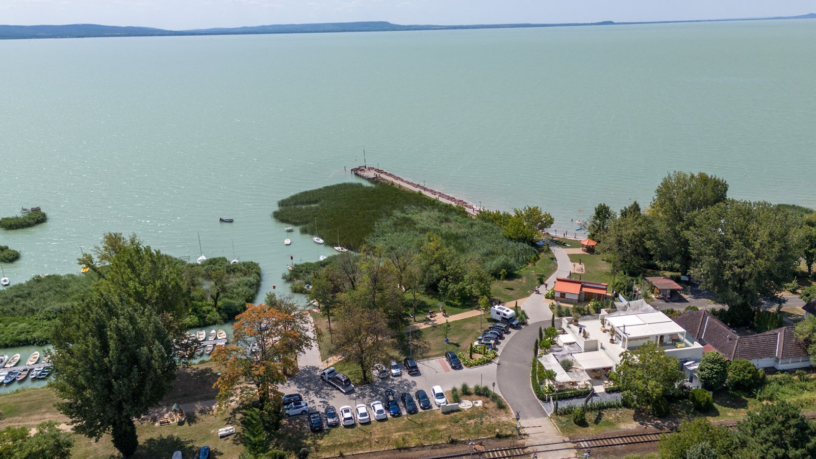 (AAA) Hoogwaardig onroerend goed (commercieel of privé) direct aan het Balatonmeer – Balatonakali, foto 2 van 37