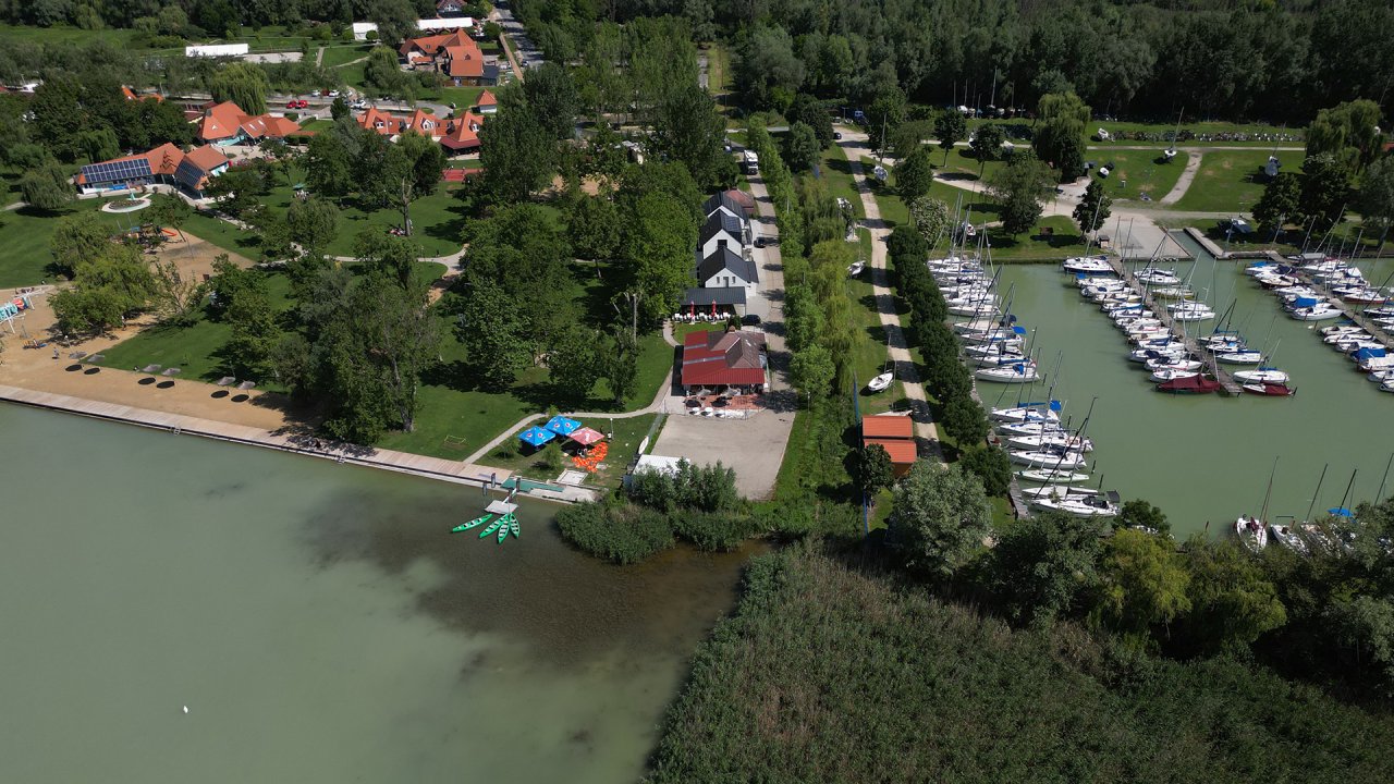 (AAA) Balatoni étterem, kilátással a tóra – nahe Hévíz, 6/16. kép