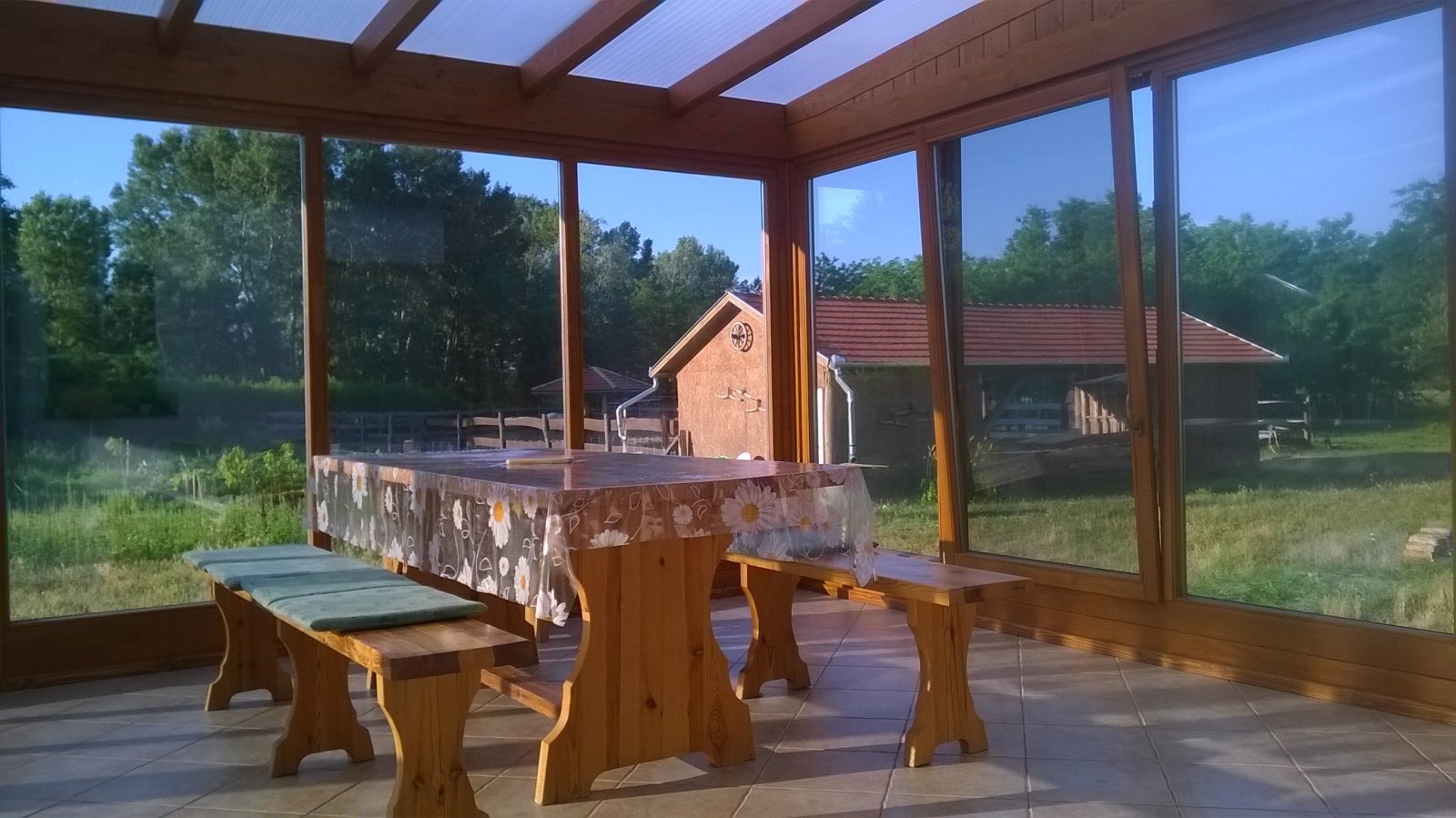 wintergarten mit blick auf pferdestall, foto 4 van 31