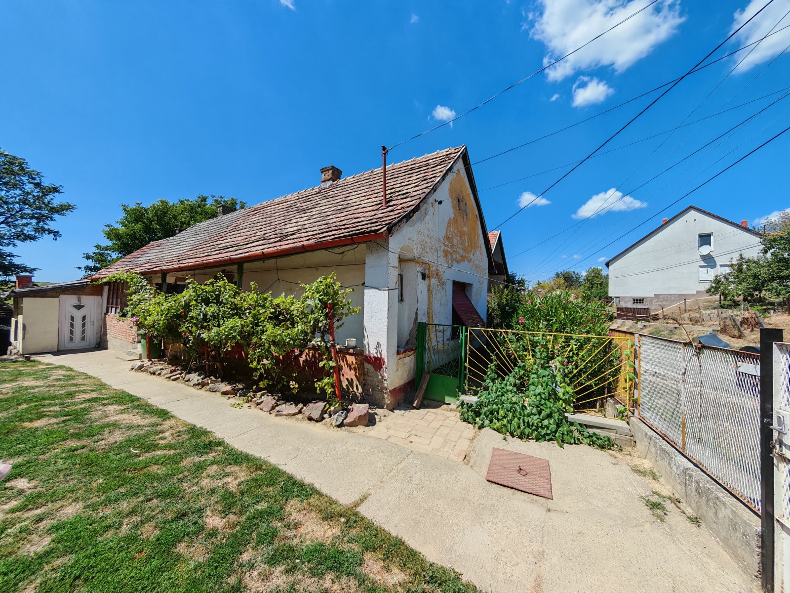 House in need of renovation in a quiet, harmonious setting – Igal, photo 1 of 11