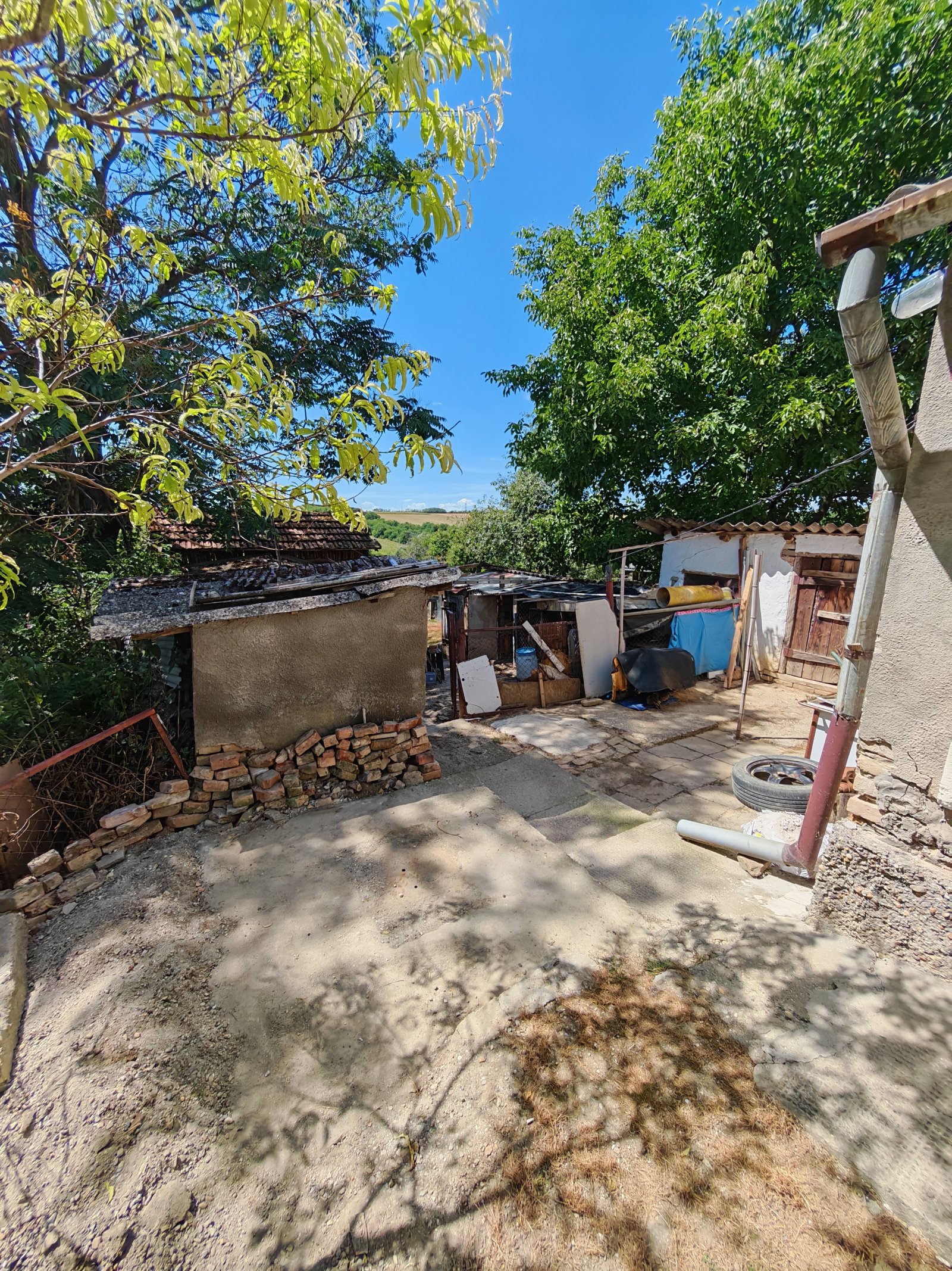 House in need of renovation in a quiet, harmonious setting – Igal, photo 2 of 11