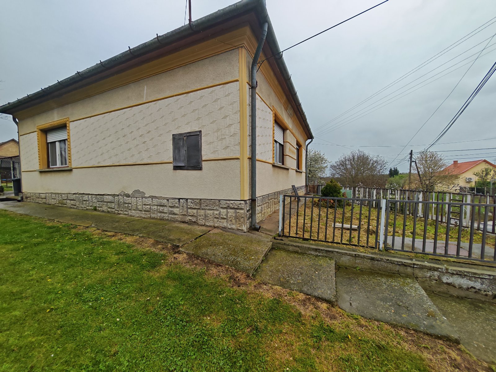 Detached house in a quiet, family-friendly area – Gadány, photo 1 of 17